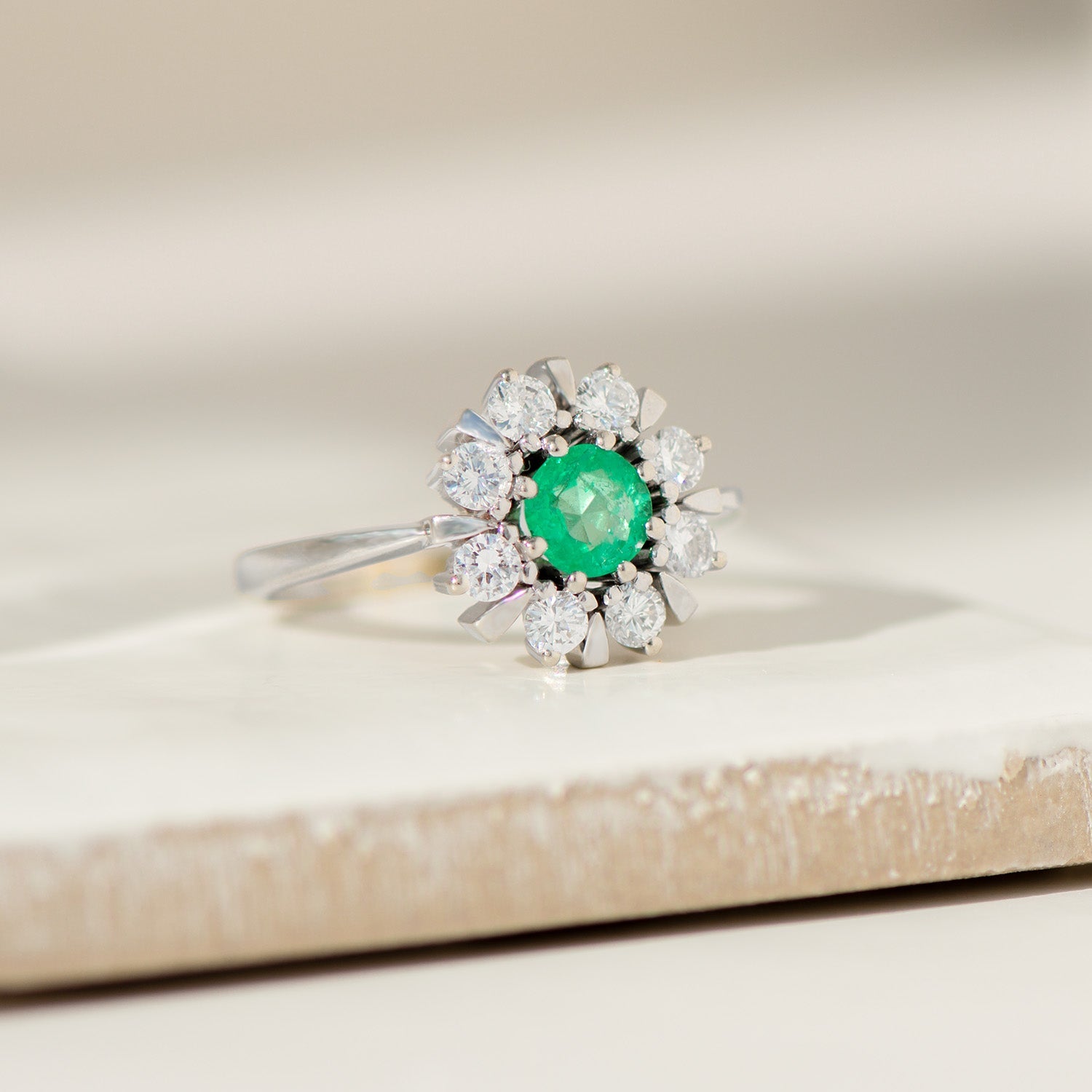 💚 Smaragd - Diamant - Ring aus 14 Karat Weißgold | Entourage - Design | Vintage um 1970 - Honey Jewelry