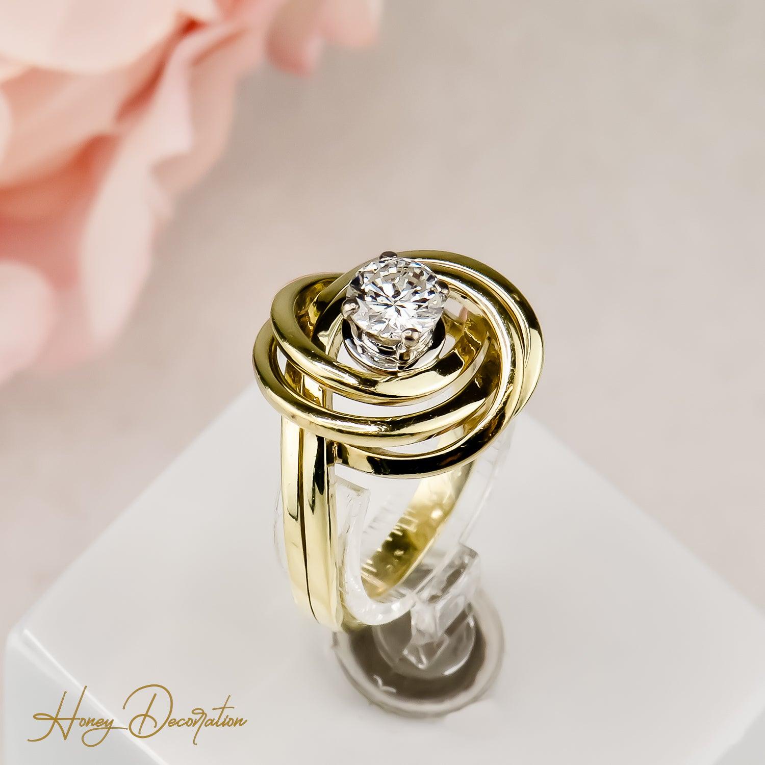 Solitärring mit Brillant aus 14 Karat Gold in einzigartigem Design - Honey Jewelry