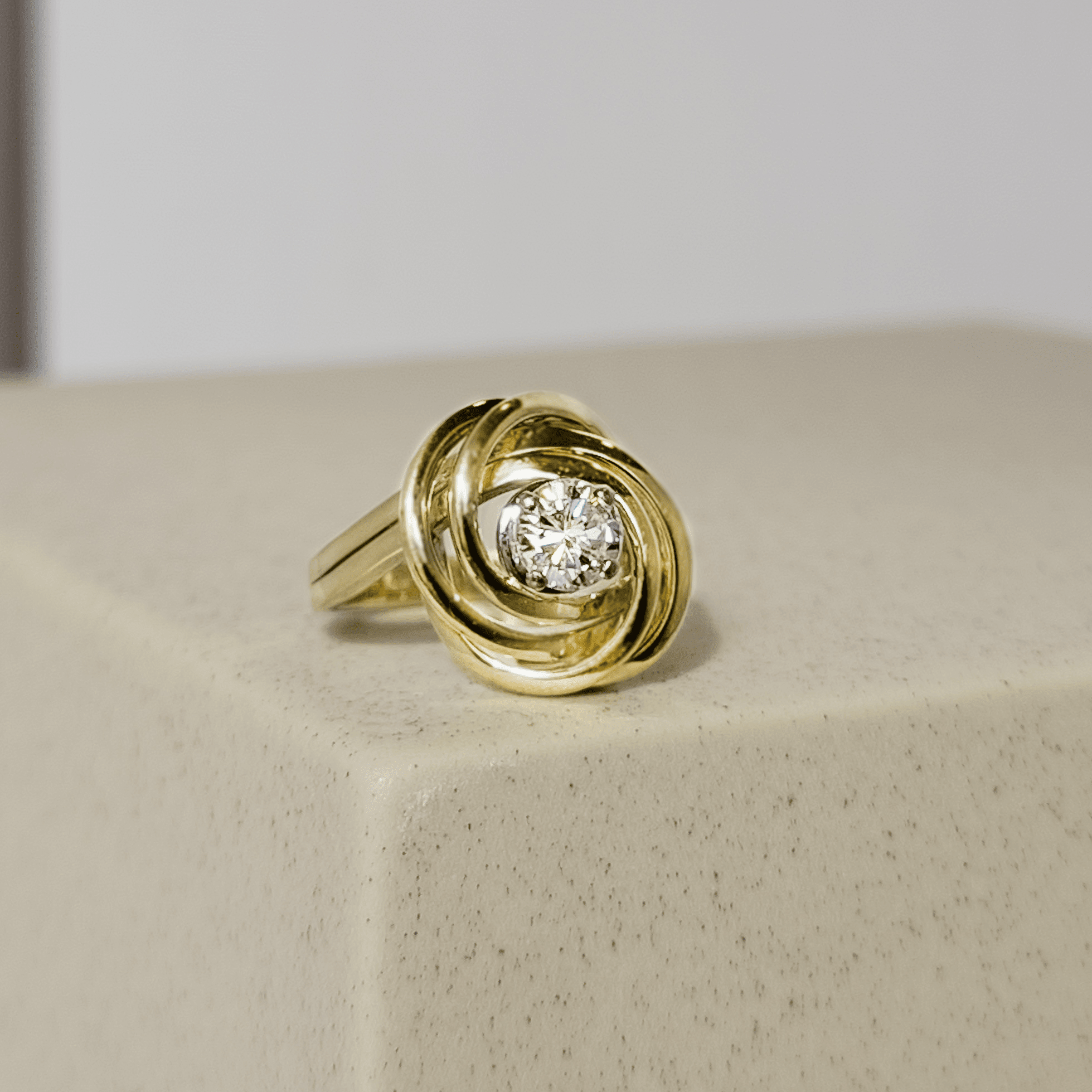 Solitärring mit Brillant aus 14 Karat Gold in einzigartigem Design - Honey Jewelry