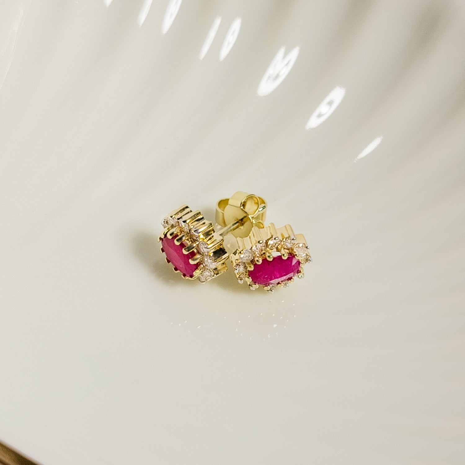 Süße 14 Karat Rubin - Ohrstecker – Zeitlos Schön - Honey Jewelry