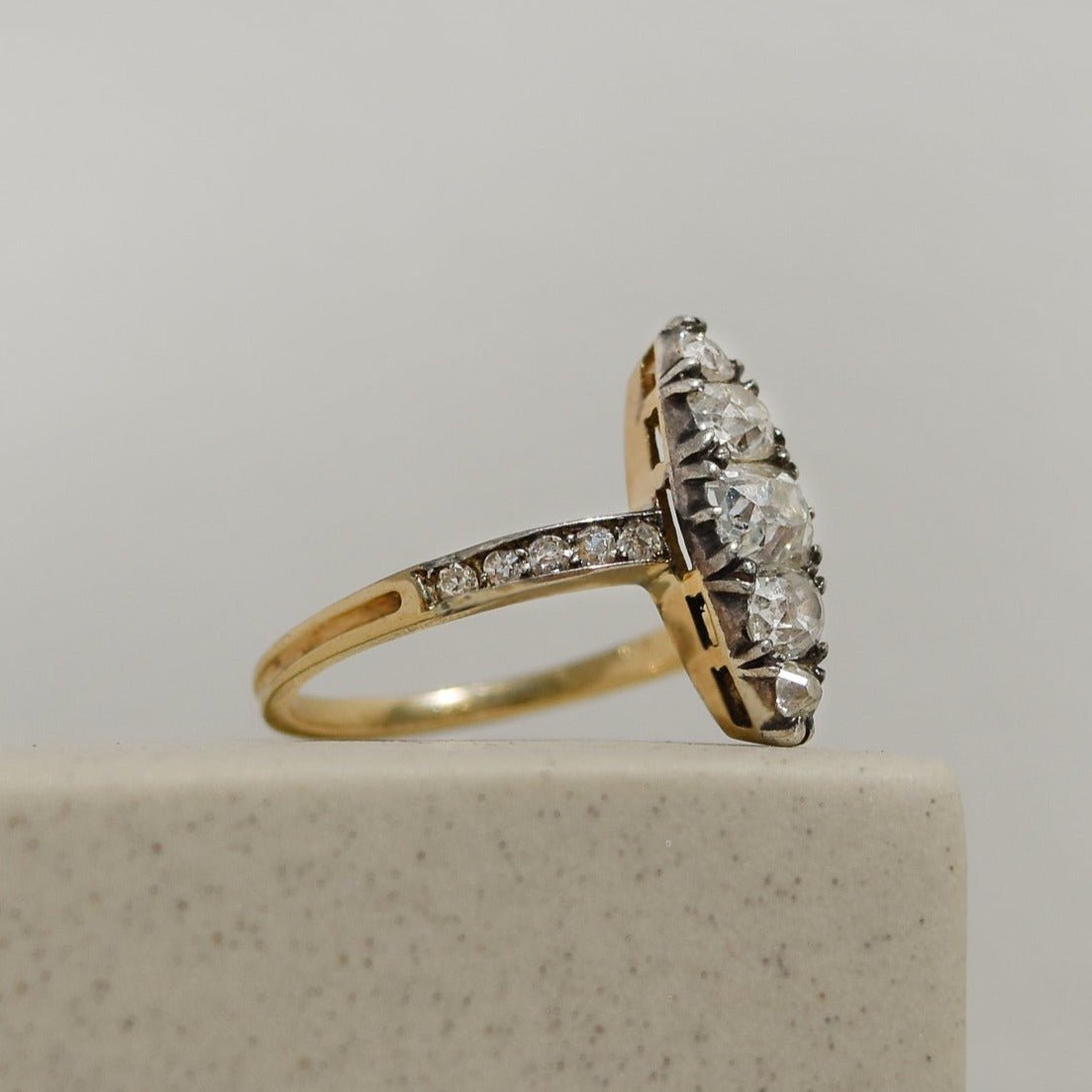 Traumhafter Antik - Goldring mit Diamanten – Prachtvoll Funkelnd - Honey Jewelry