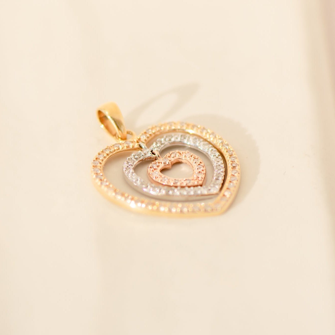 Tricolor Herzanhänger aus 14 Karat Gold mit Diamanten – drei Farben, eine Verbindung - Honey Jewelry