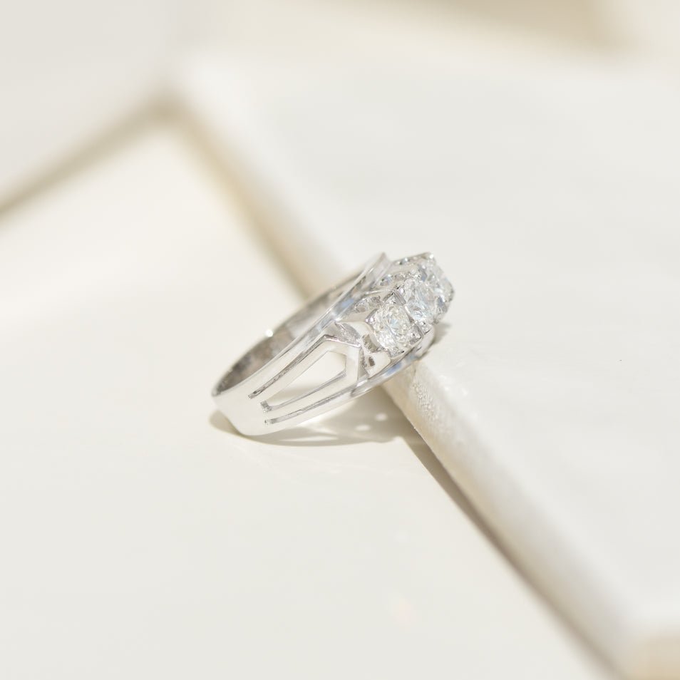 Triologie - Ring aus 14K Weißgold mit 3 Diamanten – Vergangenheit, Gegenwart & Zukunft in einem Ring - Honey Jewelry