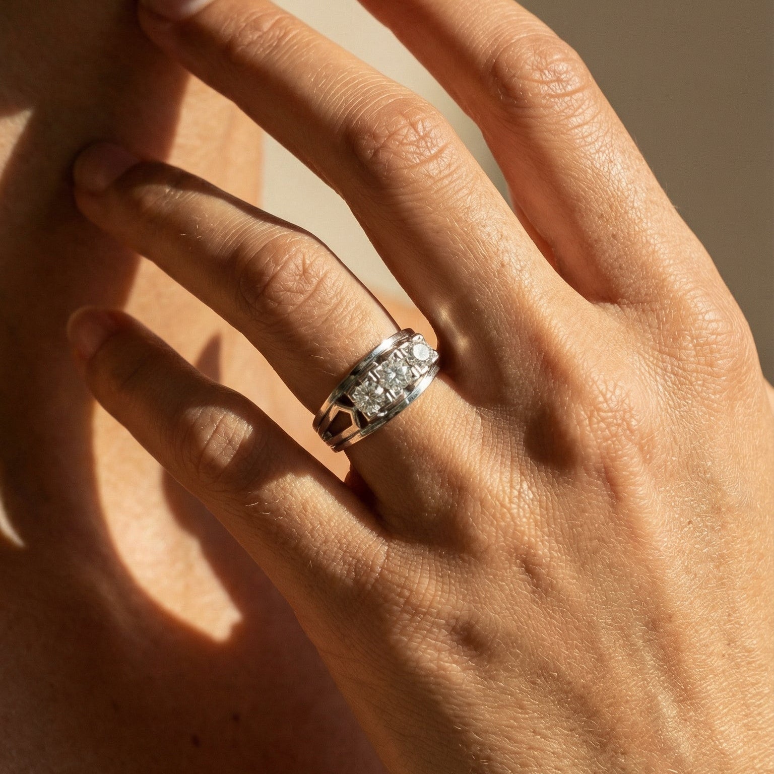 Triologie - Ring aus 14K Weißgold mit 3 Diamanten – Vergangenheit, Gegenwart & Zukunft in einem Ring - Honey Jewelry