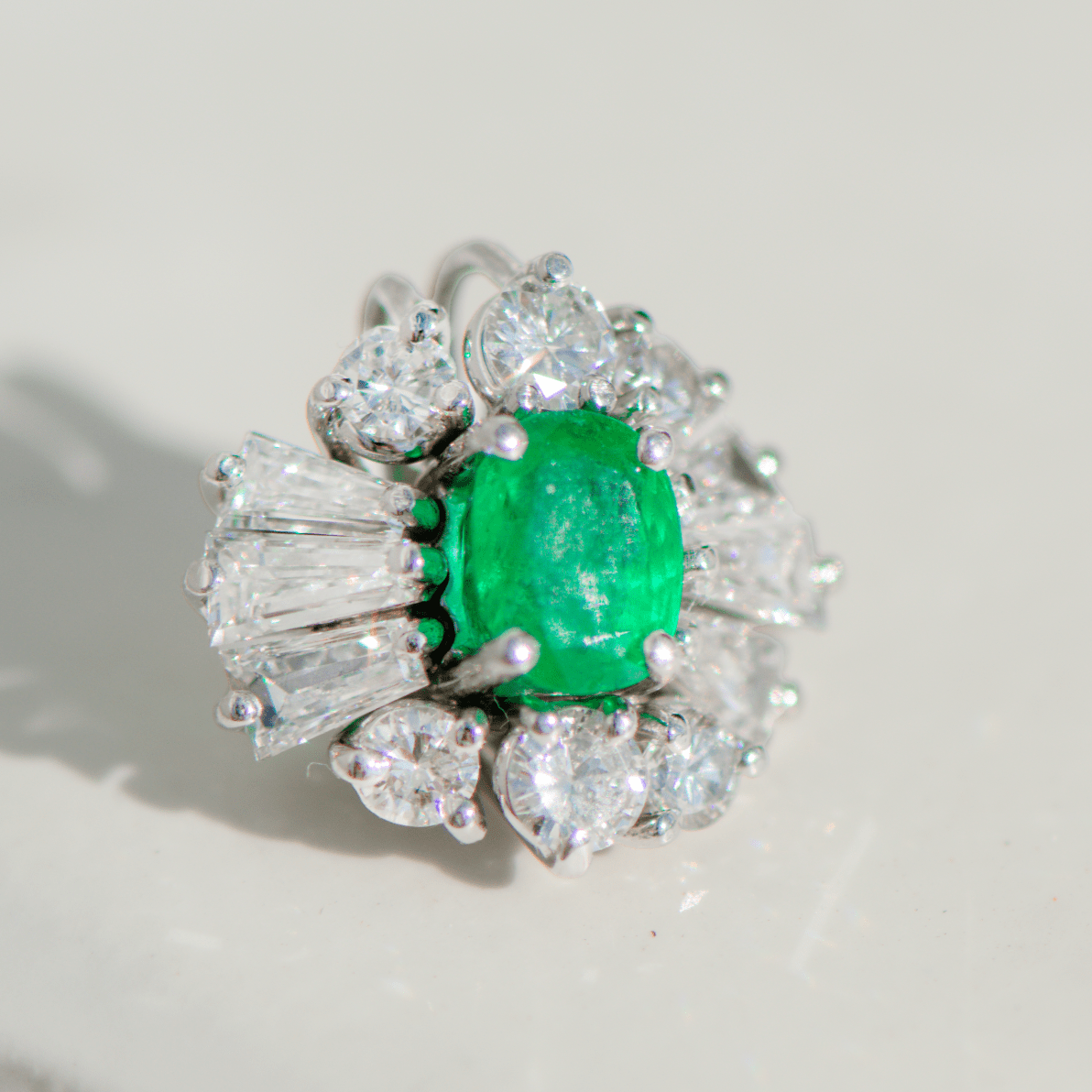 Vintage - Anhänger aus 18K Weißgold mit Smaragd & Diamanten – Stilvoll, strahlend, außergewöhnlich - Honey Jewelry