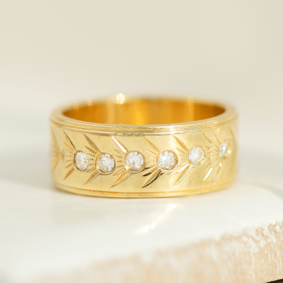 Vintage Bandring aus 14 Karat Gelbgold mit Diamanten – handgraviert & zeitlos elegant - Honey Jewelry