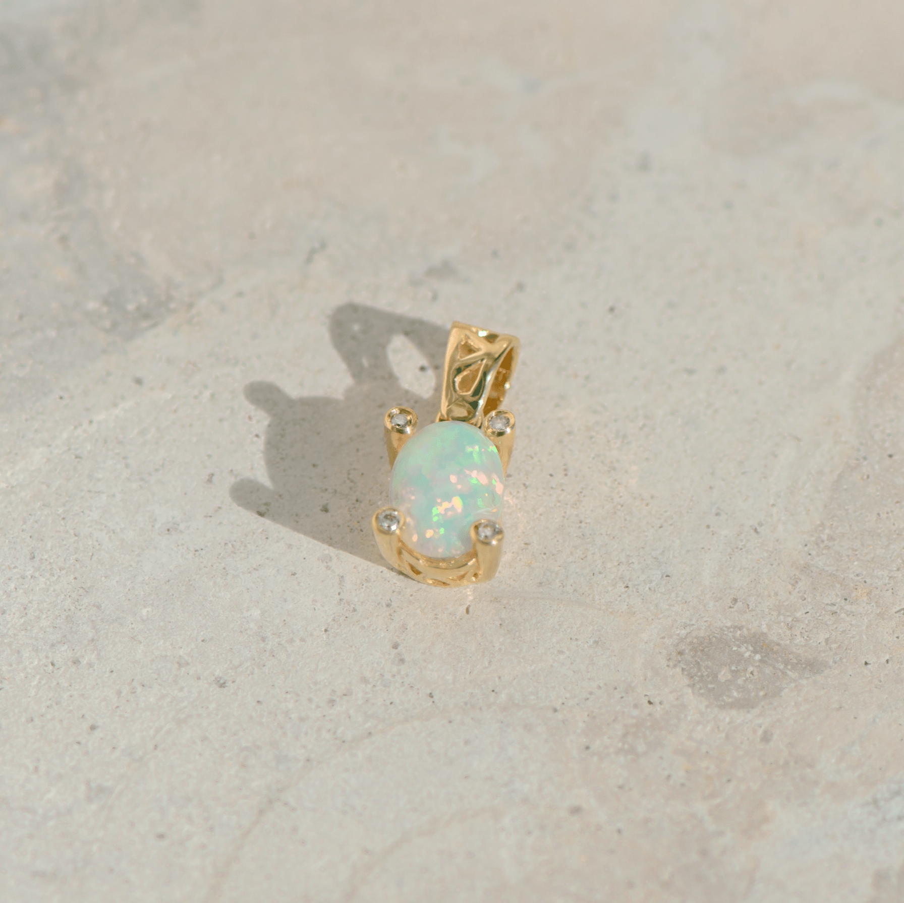 Vintage - Clip - Anhänger aus 14K Gelbgold mit Opal – zart, leuchtend, einzigartig - Honey Jewelry