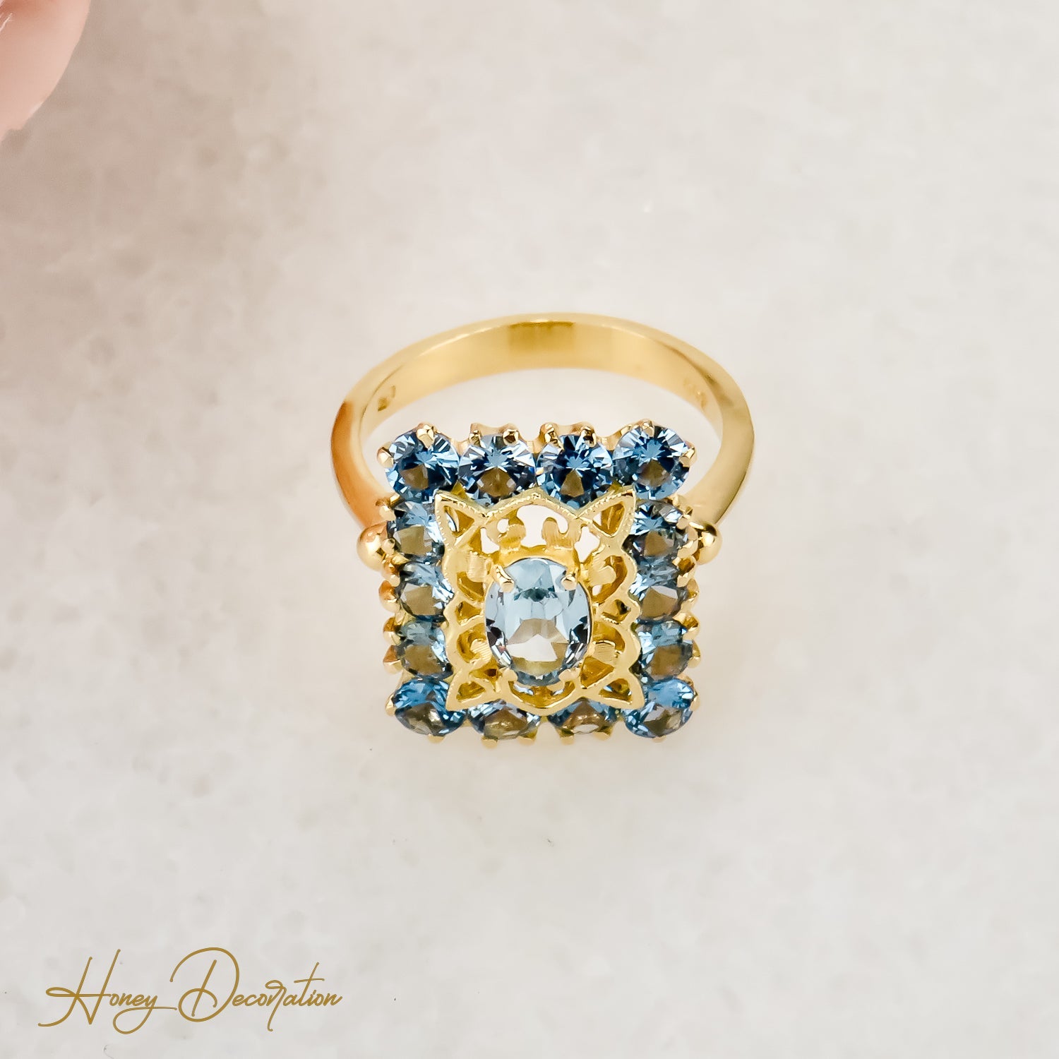 Vintage Goldring aus 18 Karat Gelbgold besetzt mit blauen Edelsteinen - Honey Jewelry