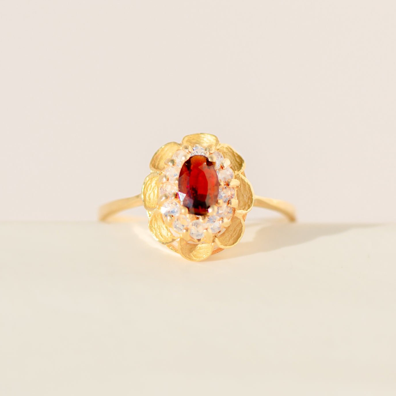 Vintage - Granatring aus 18 Karat Gelbgold | 20. Jahrhundert - Honey Jewelry