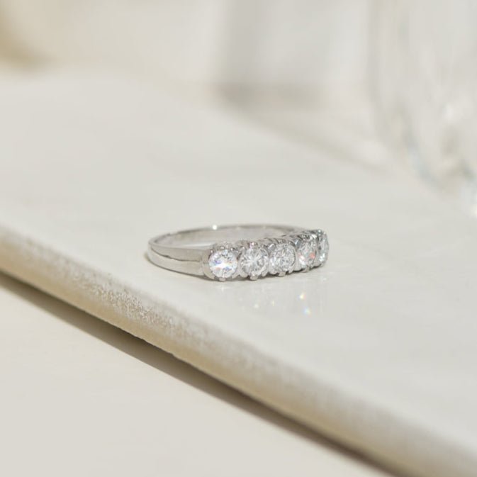 Vintage Halb - Memory - Ring aus 585er Weißgold mit 5 Brillanten – zeitlose Klasse mit Strahlkraft - Honey Jewelry