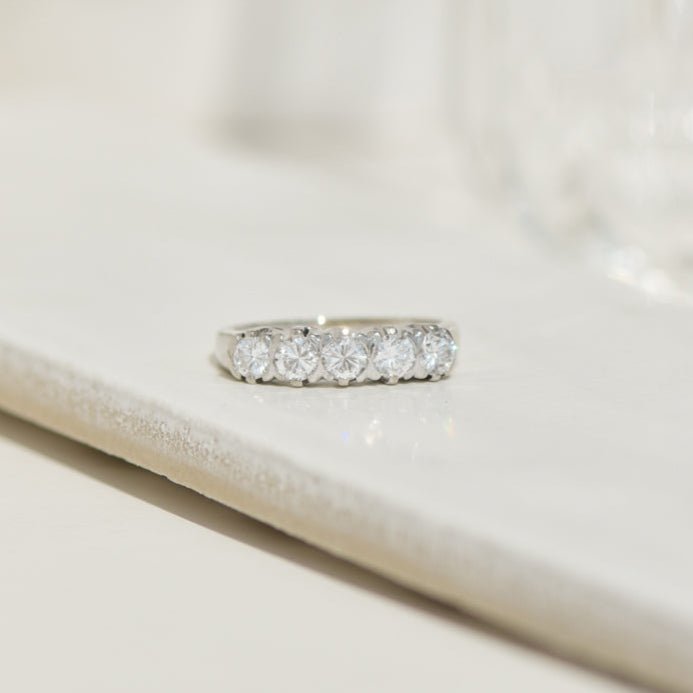 Vintage Halb - Memory - Ring aus 585er Weißgold mit 5 Brillanten – zeitlose Klasse mit Strahlkraft - Honey Jewelry