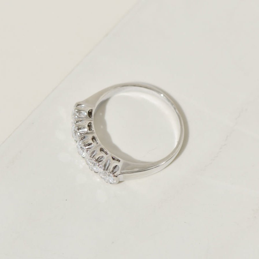 Vintage Halb - Memory - Ring aus 585er Weißgold mit 5 Brillanten – zeitlose Klasse mit Strahlkraft - Honey Jewelry