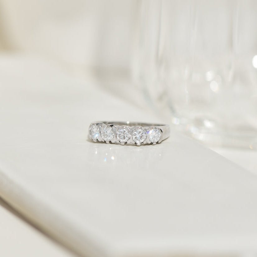 Vintage Halb - Memory - Ring aus 585er Weißgold mit 5 Brillanten – zeitlose Klasse mit Strahlkraft - Honey Jewelry