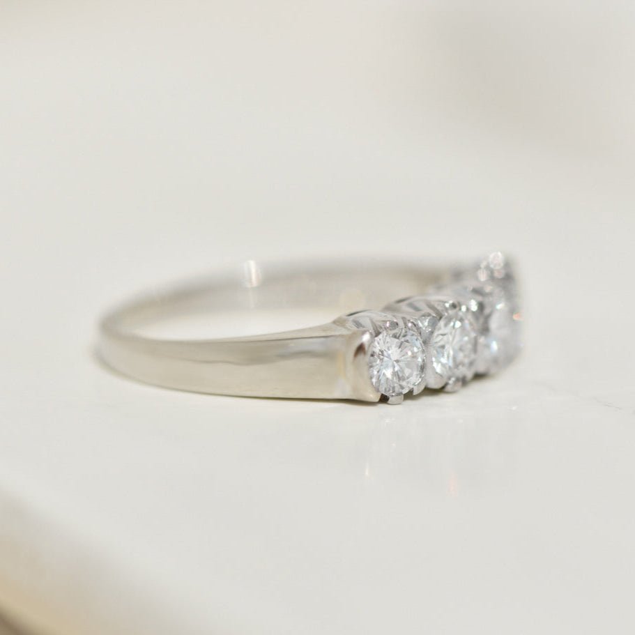 Vintage Halb - Memory - Ring aus 585er Weißgold mit 5 Brillanten – zeitlose Klasse mit Strahlkraft - Honey Jewelry