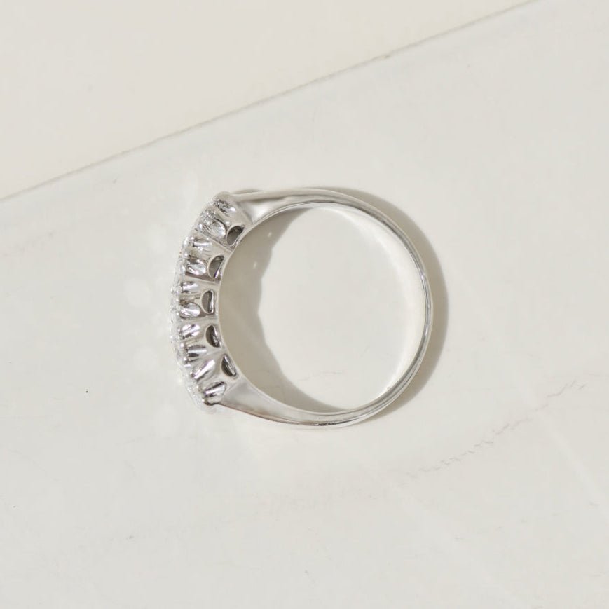 Vintage Halb - Memory - Ring aus 585er Weißgold mit 5 Brillanten – zeitlose Klasse mit Strahlkraft - Honey Jewelry