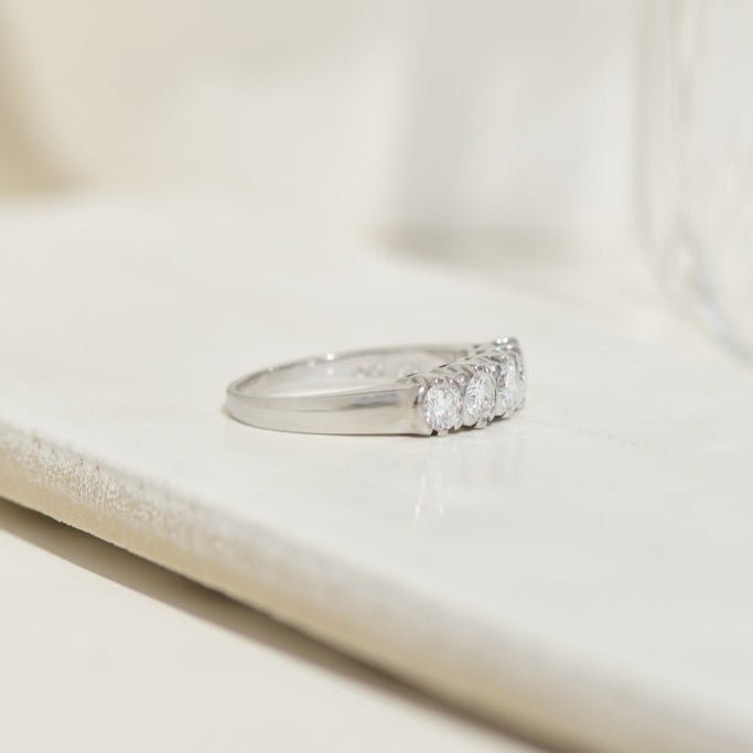 Vintage Halb - Memory - Ring aus 585er Weißgold mit 5 Brillanten – zeitlose Klasse mit Strahlkraft - Honey Jewelry