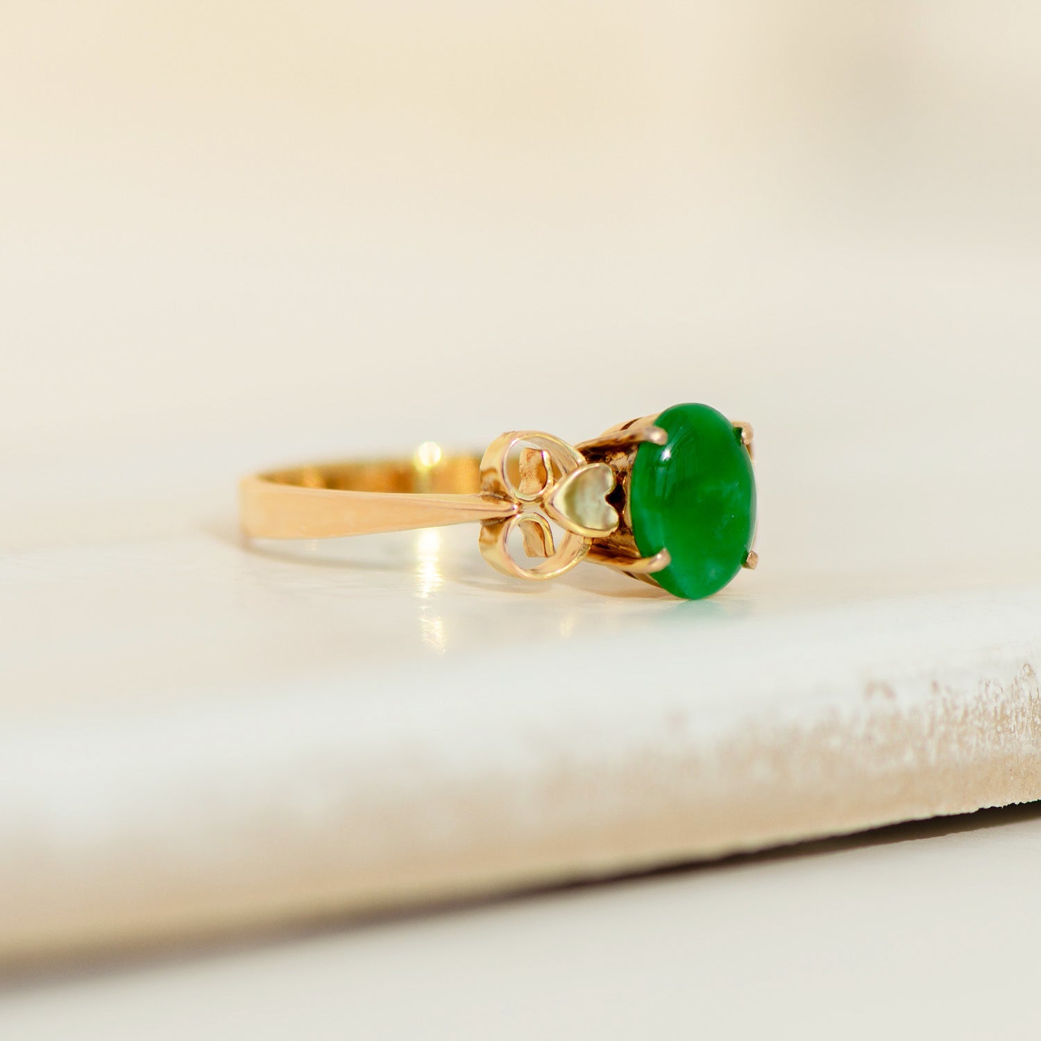 Vintage Jade - Ring aus 14 K Gelbgold mit ovalem Cabochon – Mid - Century Unikat - Honey Jewelry