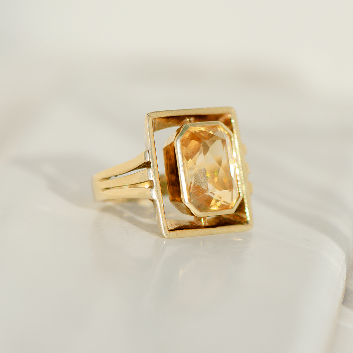 Vintage - Ring aus 14 Karat Gelbgold mit großem Citrin – architektonisches Design - Honey Jewelry