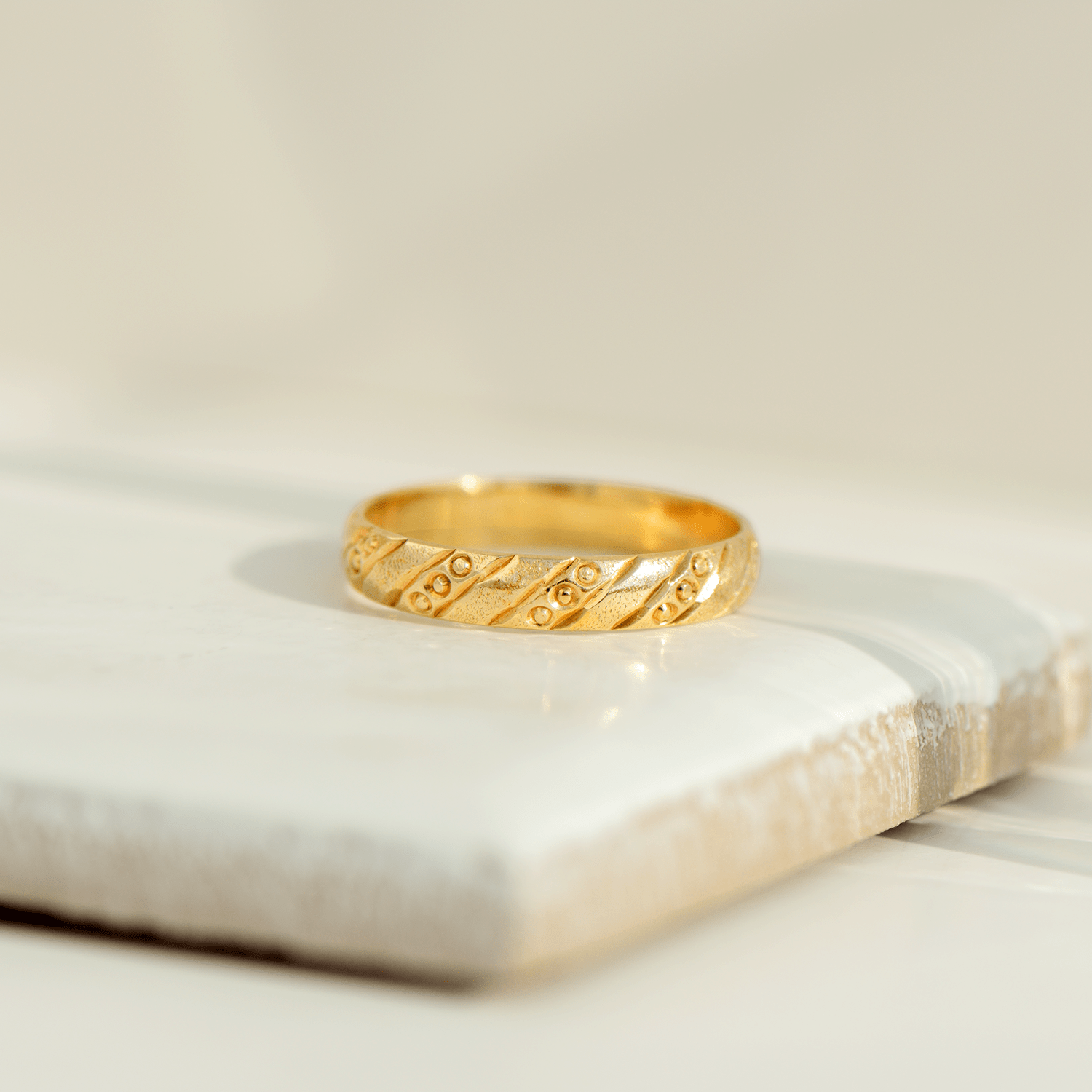 Vintage Ring aus 14 Karat Gelbgold mit strukturierter Gravur – Mid - Century Design um 1950 - Honey Jewelry