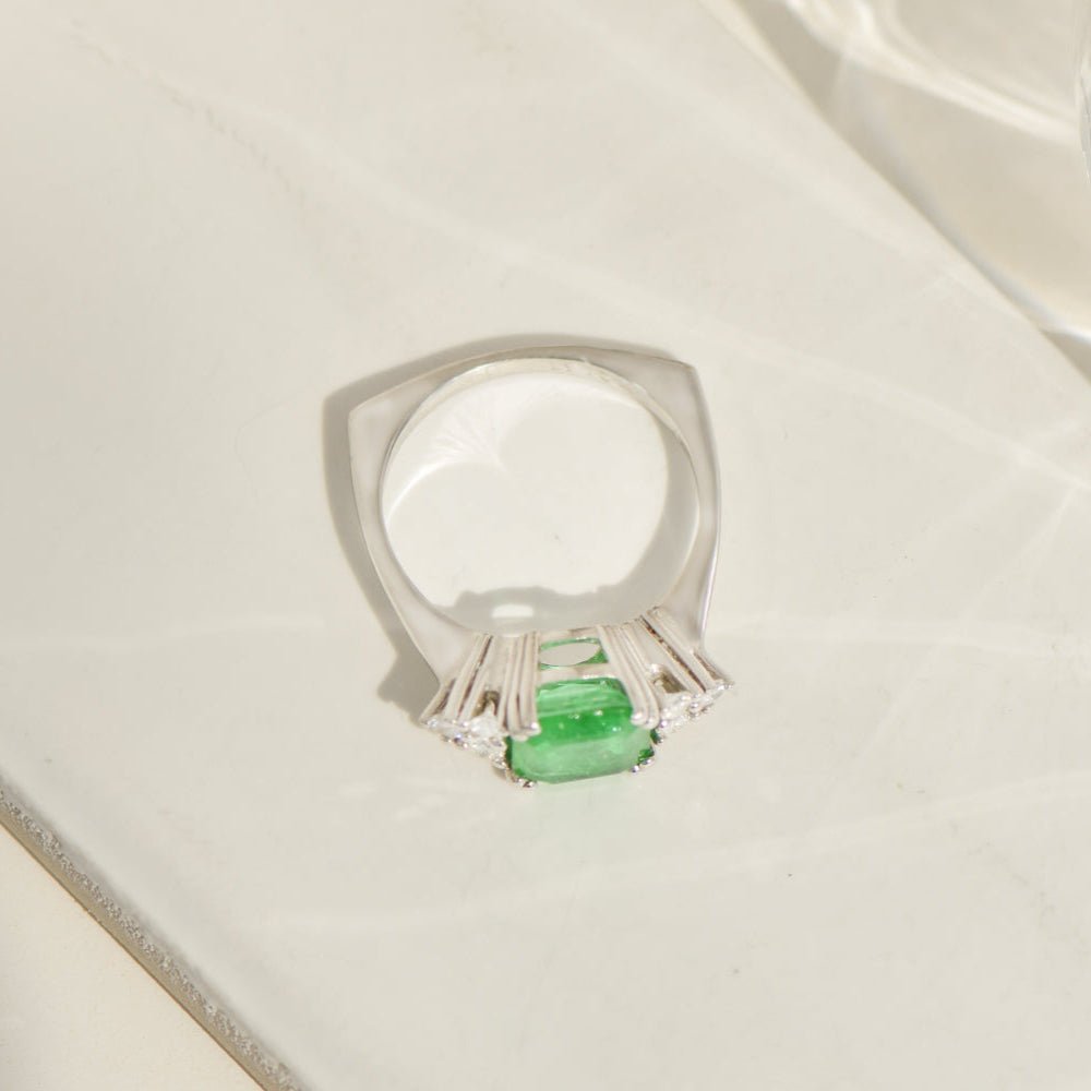 Vintage - Ring aus 18K Weißgold mit Smaragd & Diamanten – kraftvoll, edel, einzigartig - Honey Jewelry