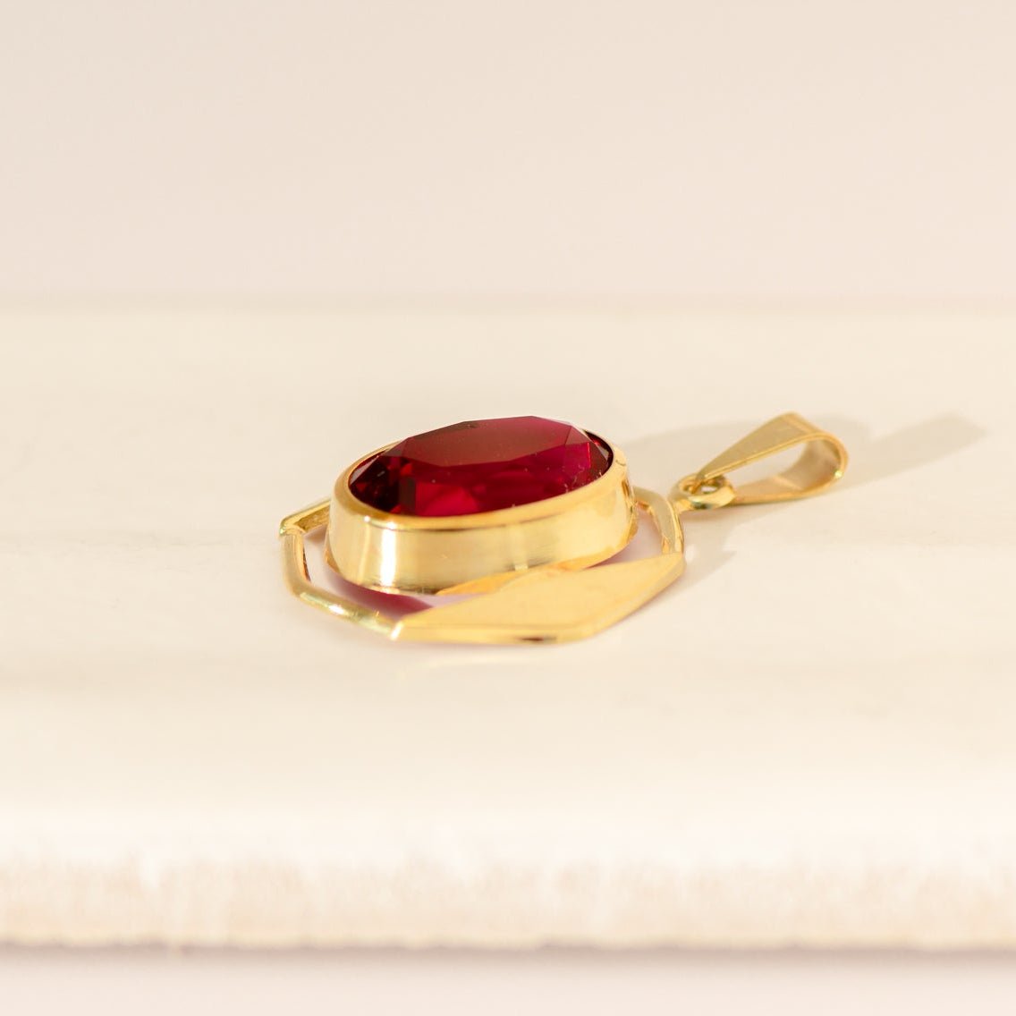 Vintage Rubinanhänger aus 8 Karat Gelbgold – kraftvolle Farbe & klare Form - Honey Jewelry