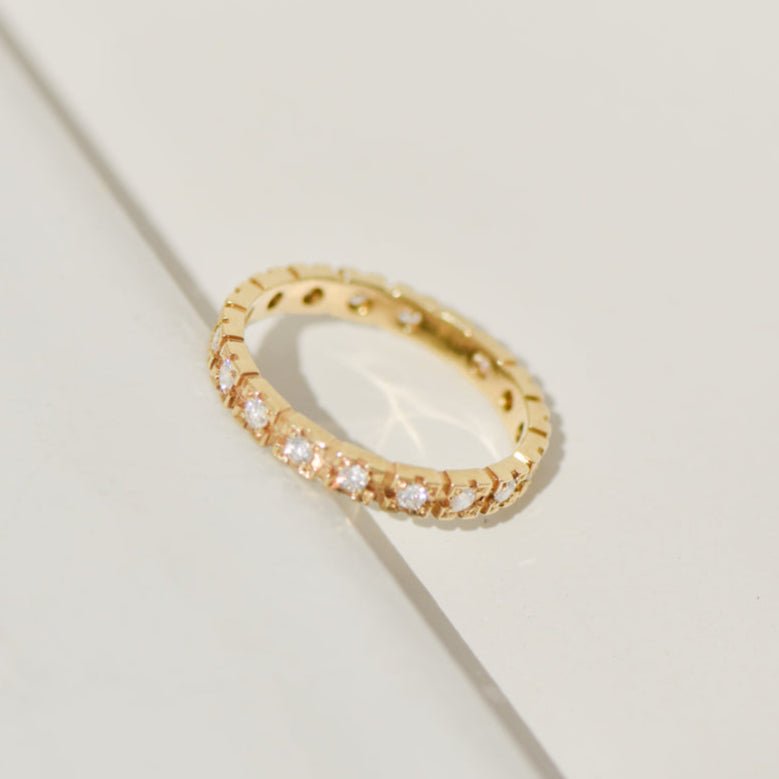 Vintage - Vollmemory - Ring aus 14K Gelbgold mit 17 Brillanten – ein Kreis aus Licht - Honey Jewelry