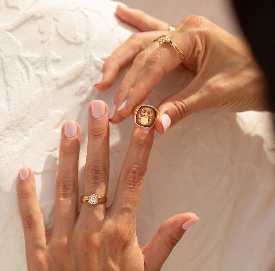 Vintage Wappenring aus 18 Karat Gelbgold mit synthetischem Rubin - Honey Jewelry