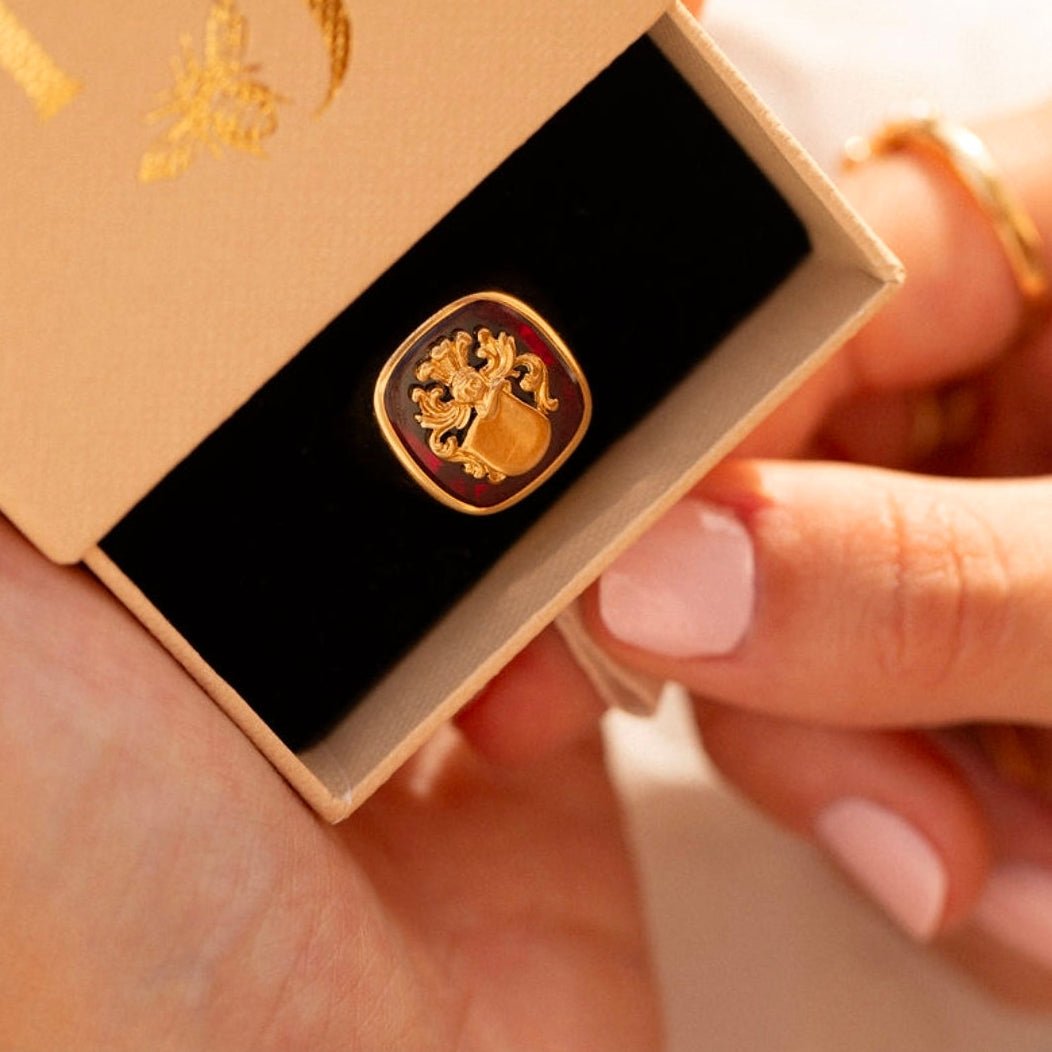 Vintage Wappenring aus 18 Karat Gelbgold mit synthetischem Rubin - Honey Jewelry