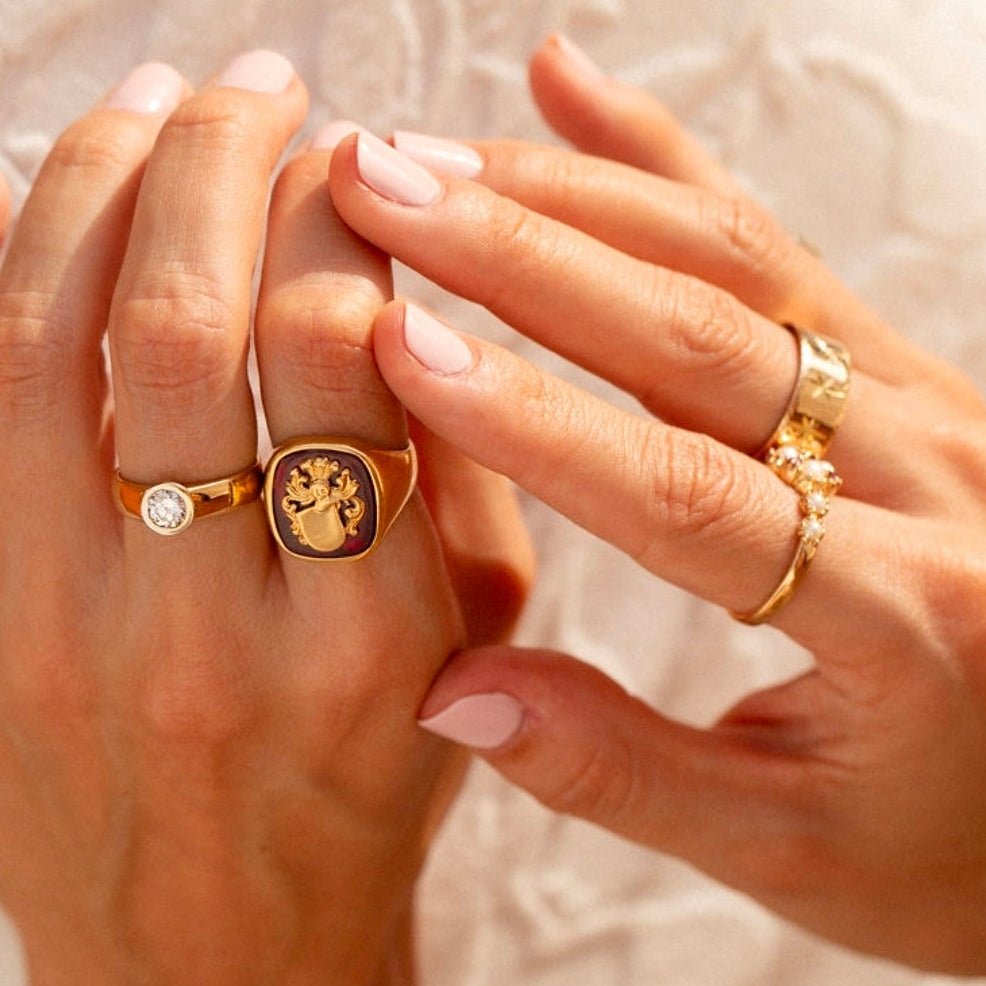 Vintage Wappenring aus 18 Karat Gelbgold mit synthetischem Rubin - Honey Jewelry