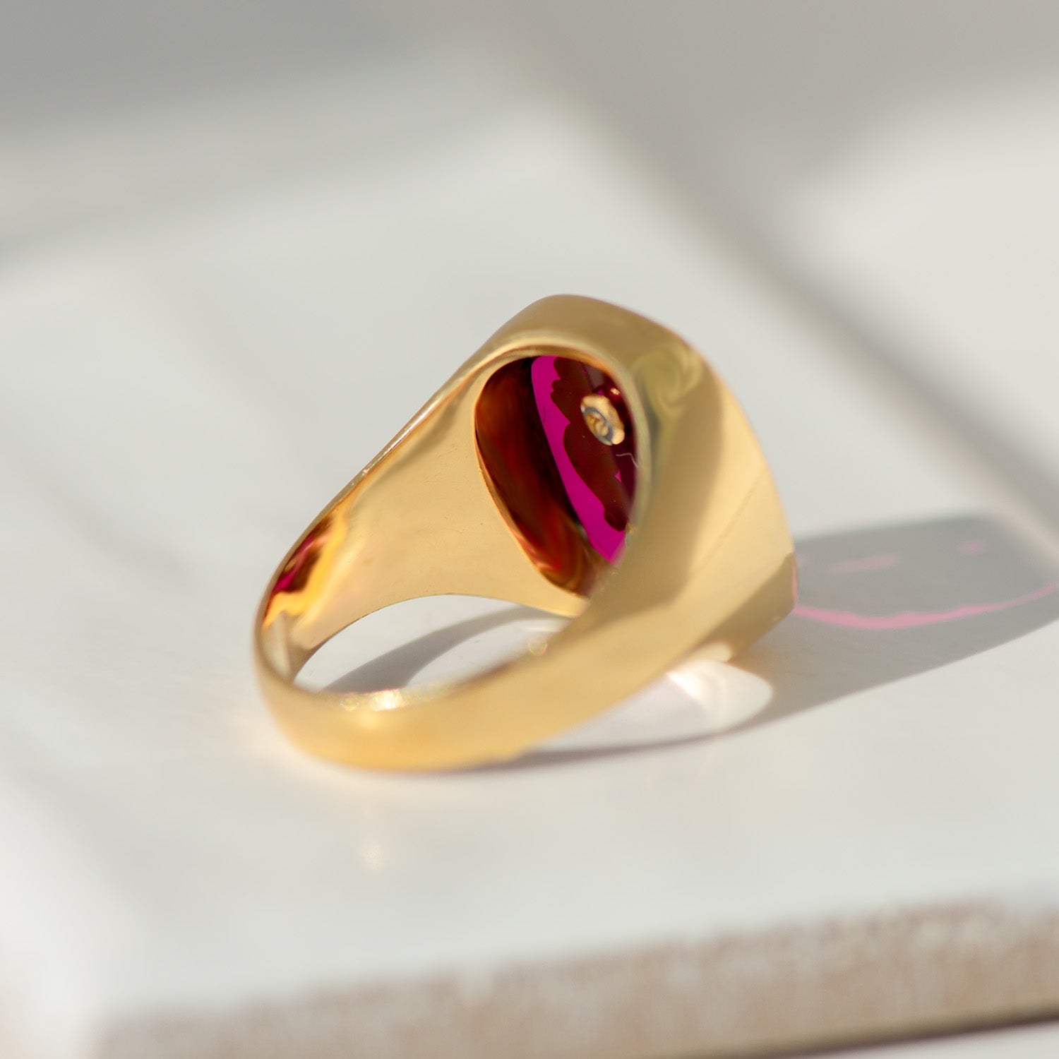 Vintage Wappenring aus 18 Karat Gelbgold mit synthetischem Rubin - Honey Jewelry