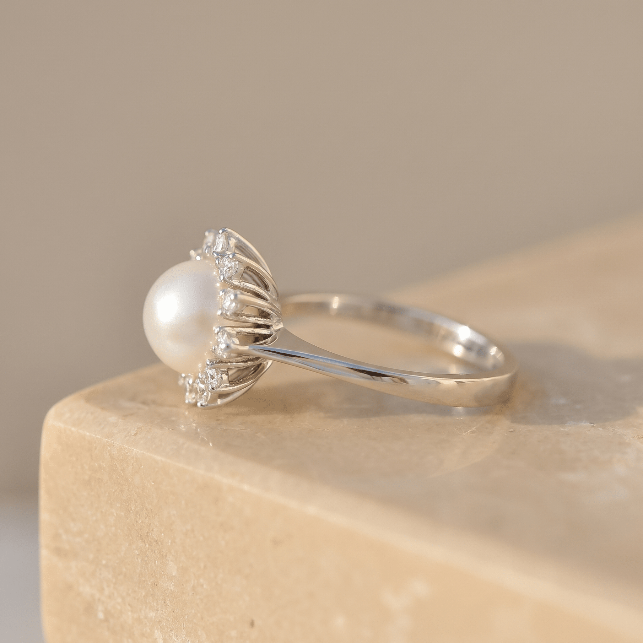 Vintage Weißgoldring mit Mabe-Perle & 10 Diamanten - Honey Jewelry
