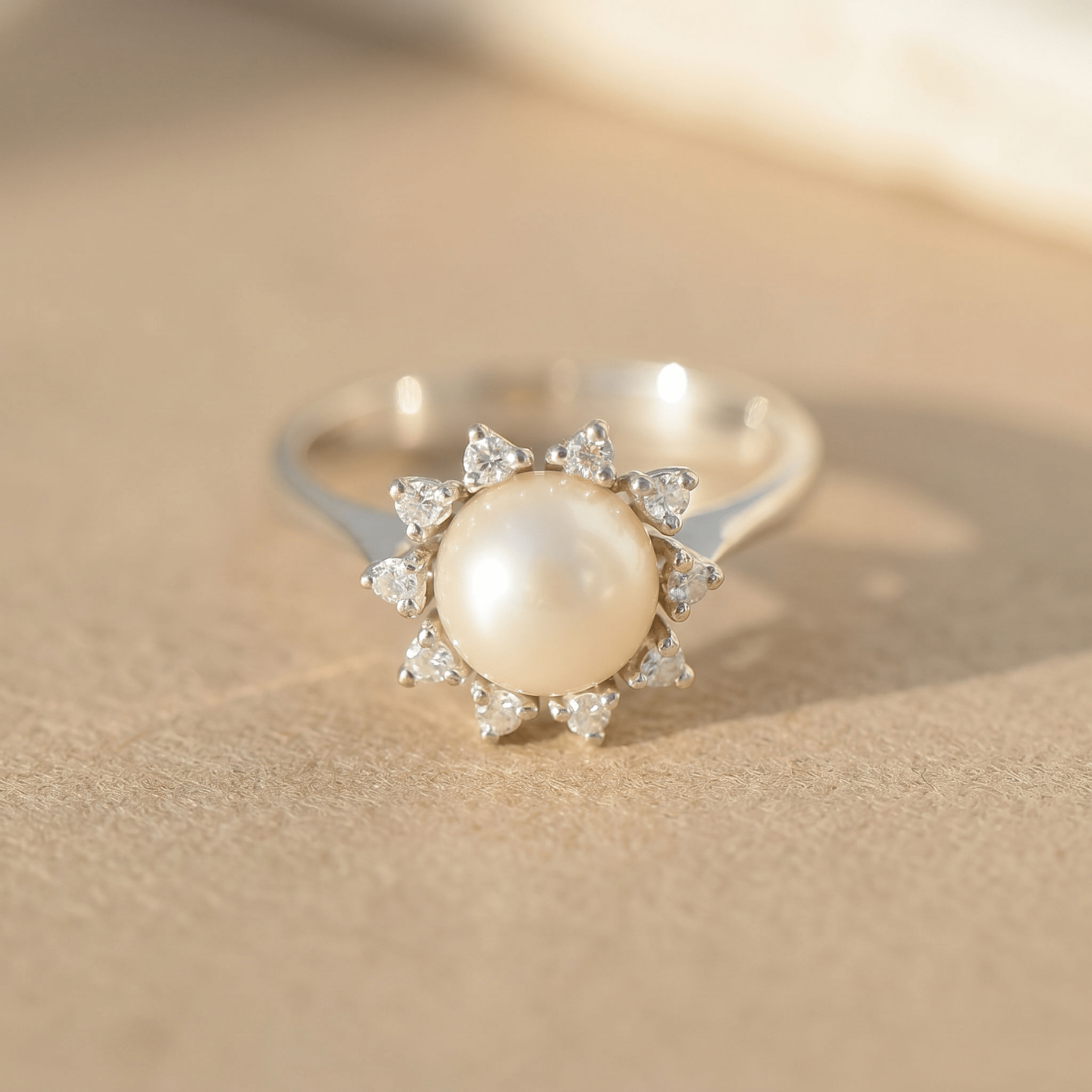 Vintage Weißgoldring mit Mabe-Perle & 10 Diamanten - Honey Jewelry