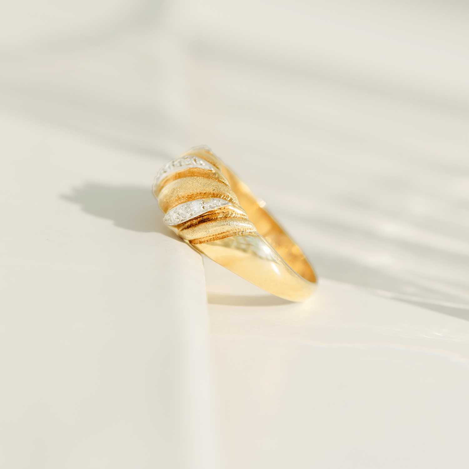 Vintage Wellen - Ring aus 14K Gelbgold mit Brillanten - Honey Jewelry