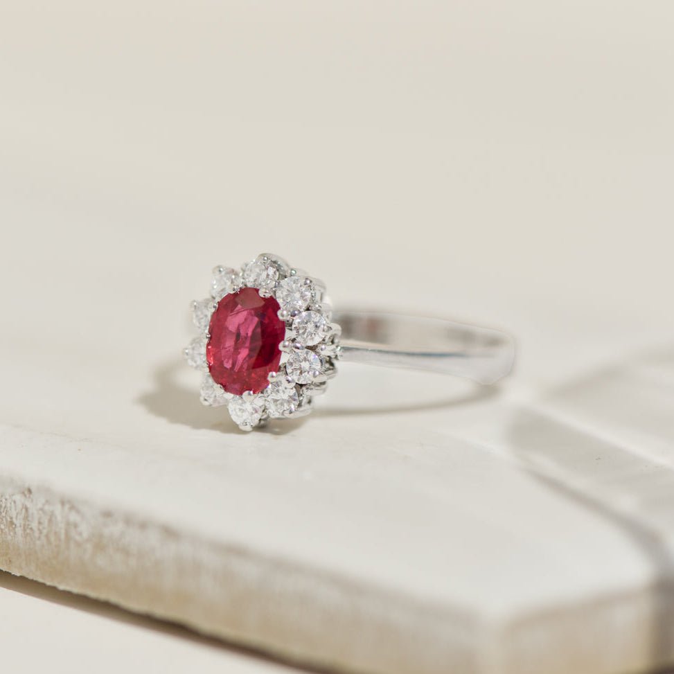 Weißgold - Rubinring im Entourage - Stil – 14 Karat mit Diamanten - Honey Jewelry