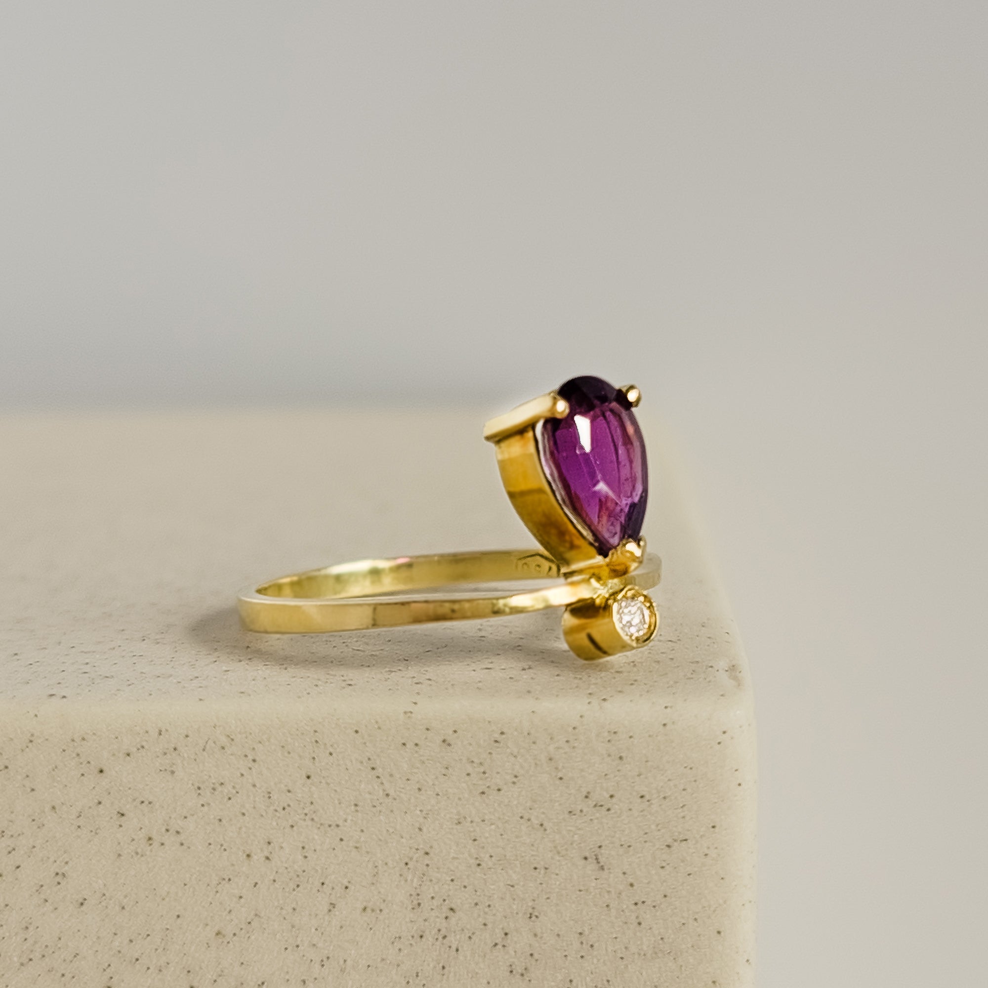 Zarter Amethyst Ring aus 18 Karat Gold - Honey Jewelry
