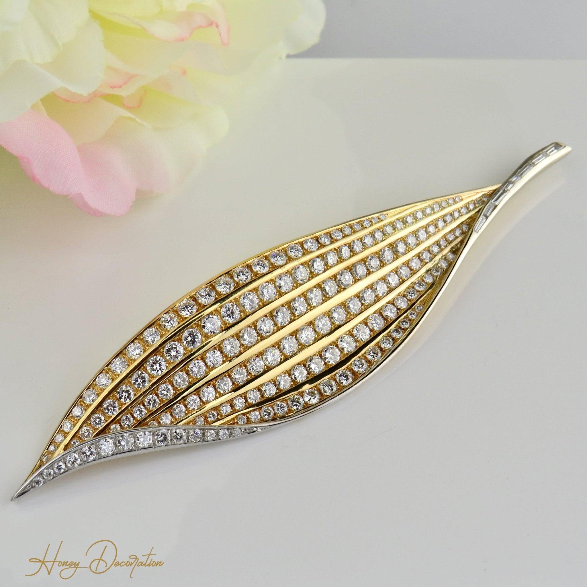 Edle Goldbrosche in Blattform mit Brillanten - Honey Decoration