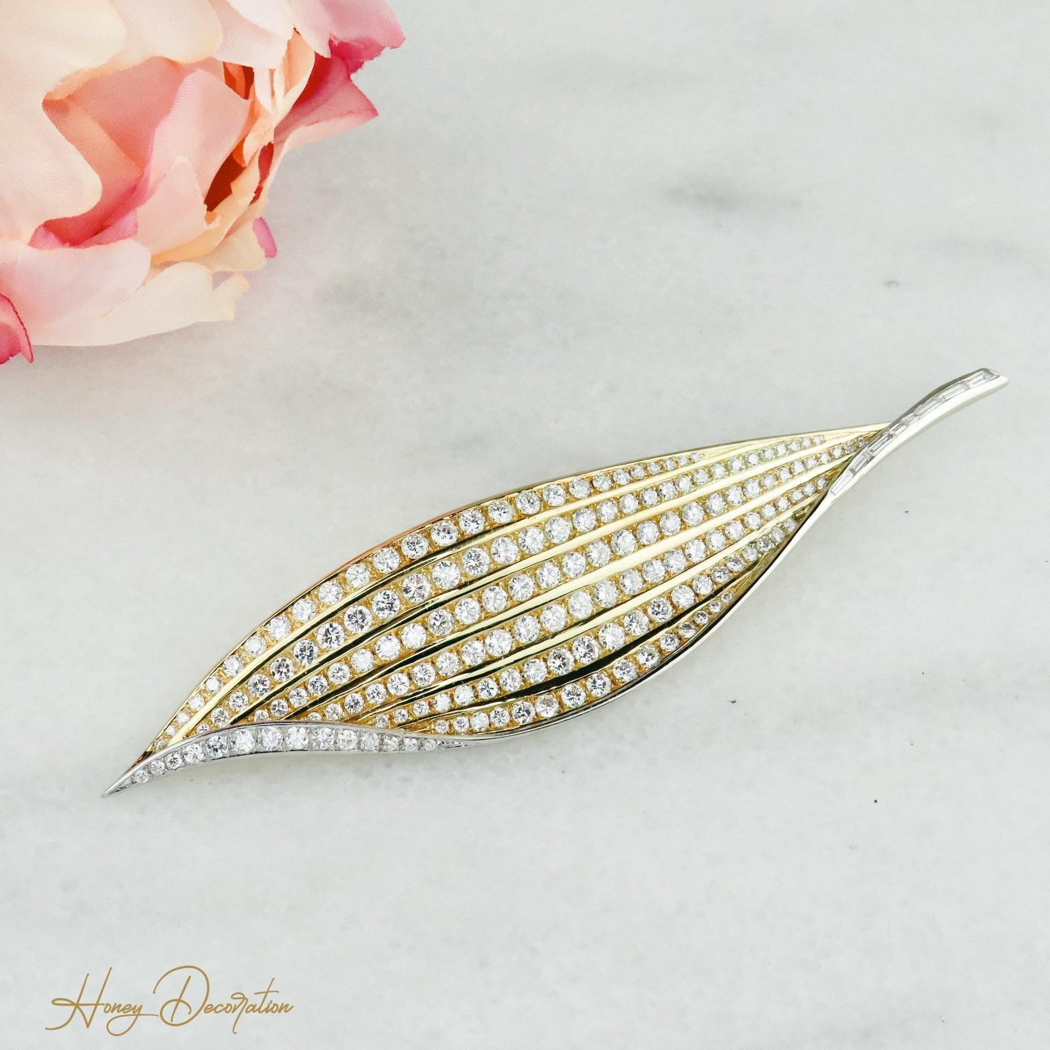 Edle Goldbrosche in Blattform mit Brillanten - Honey Decoration