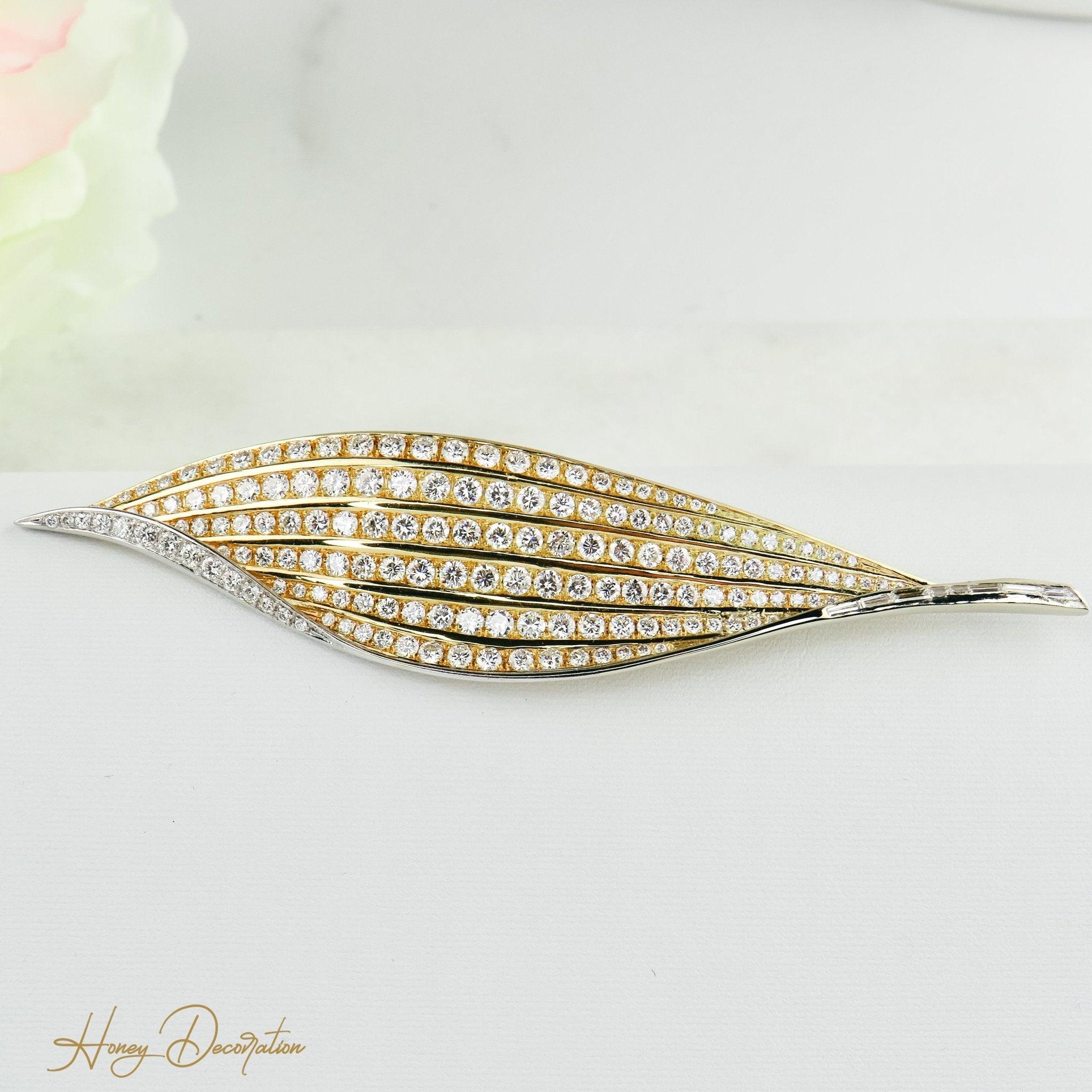 Edle Goldbrosche in Blattform mit Brillanten - Honey Decoration