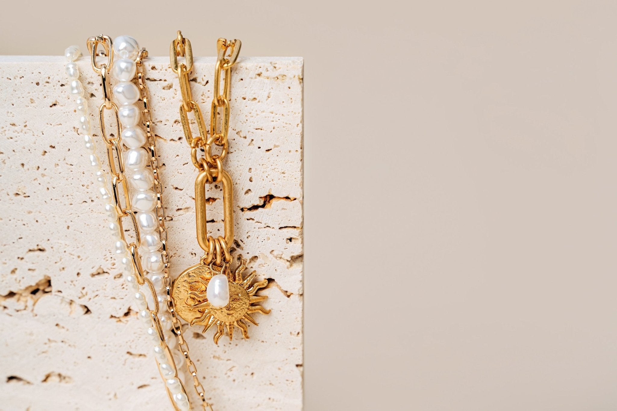 Die Faszination der Geburtssteine im Juni – Mondstein und Perle - Honey Jewelry 