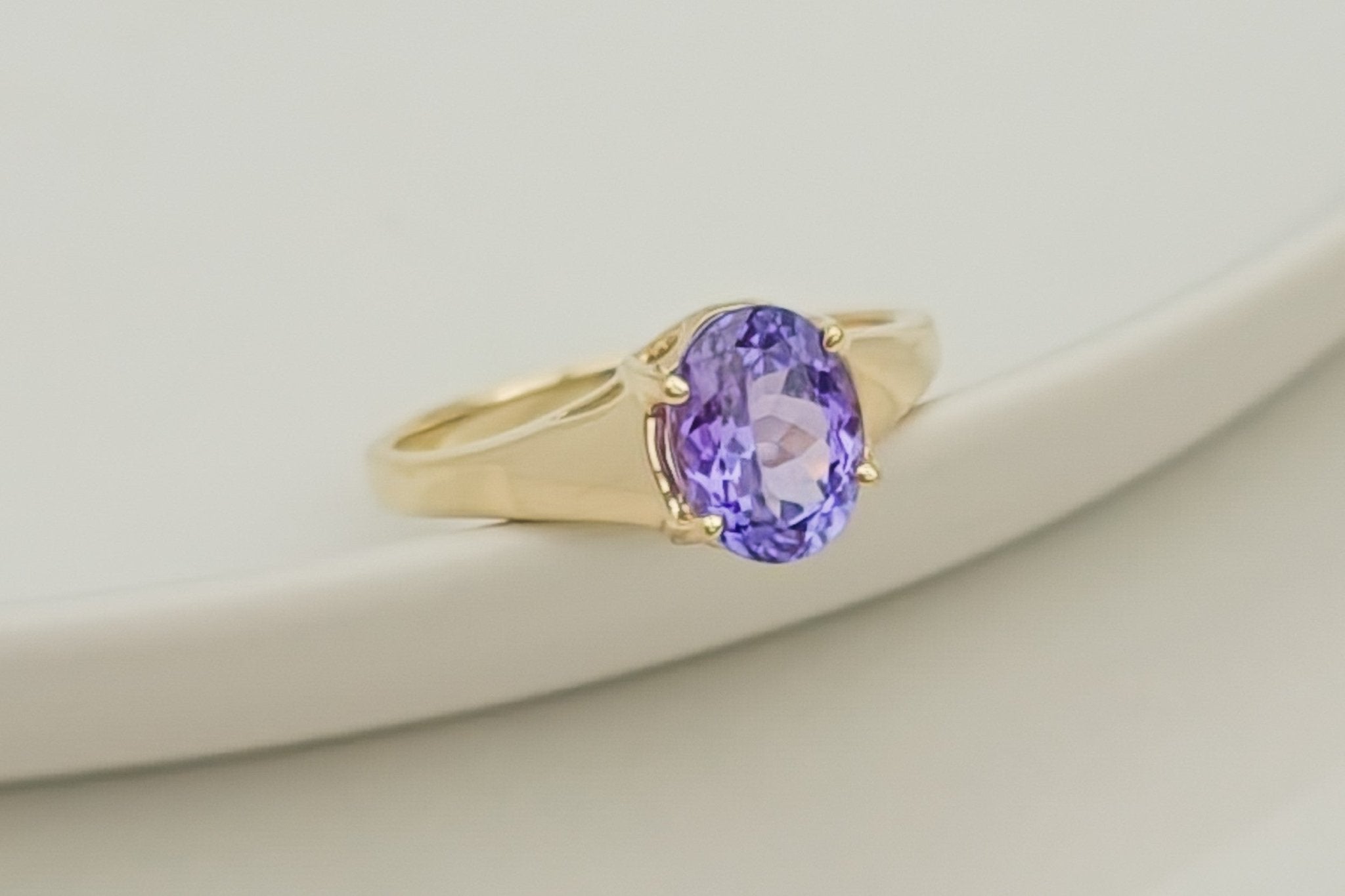 Die Geburtssteine des Dezembers: Tanzanit und Zirkon – Spirituelle Bedeutung und heilende Eigenschaften - Honey Jewelry 