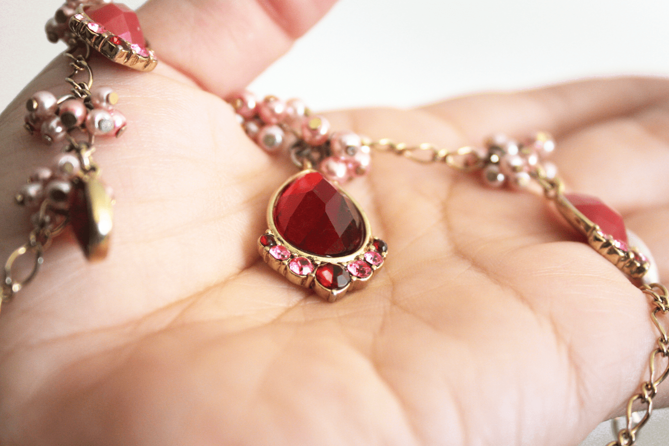 Entdecke die verborgene Kraft des Rubins – der Geburtsstein des Julis - Honey Jewelry 