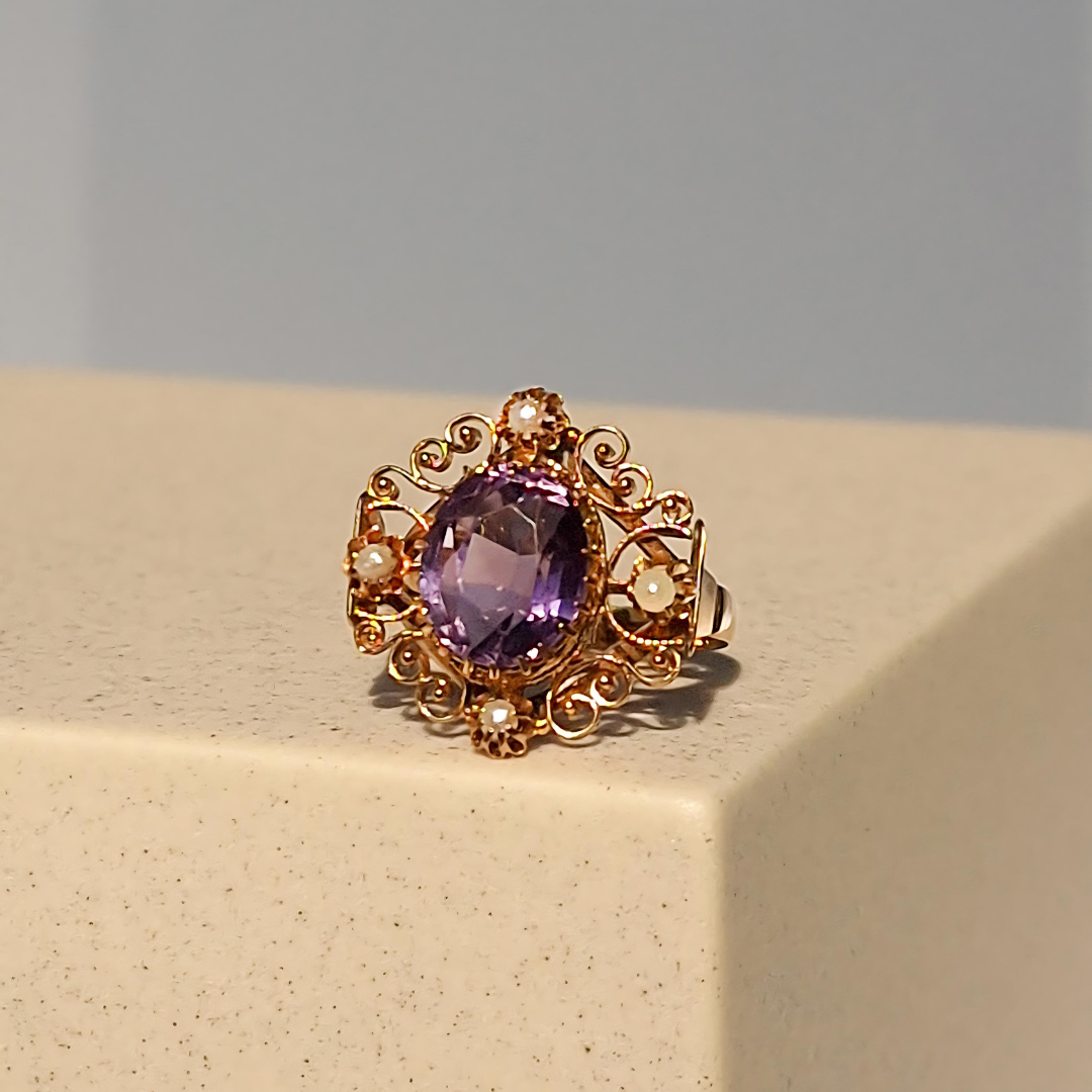 Zarter antiker Amethystring aus 8Karat Gold, ein Hauch von Magie