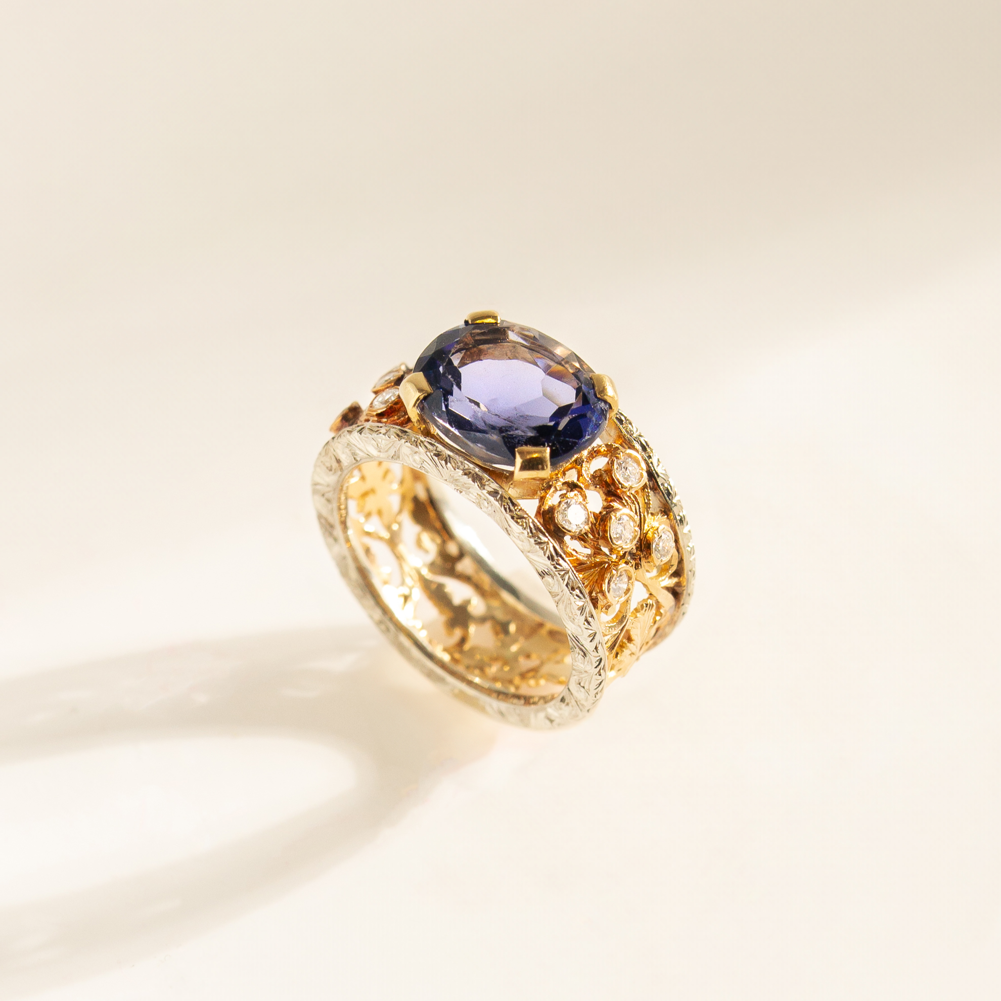 Decorated gold ring with diamonds and amethysts