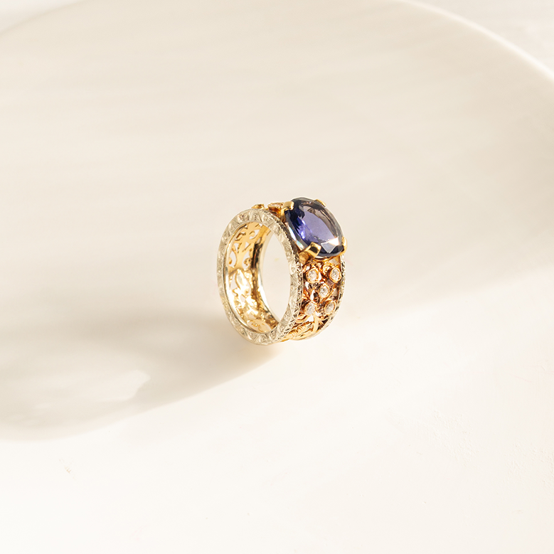 Decorated gold ring with diamonds and amethysts