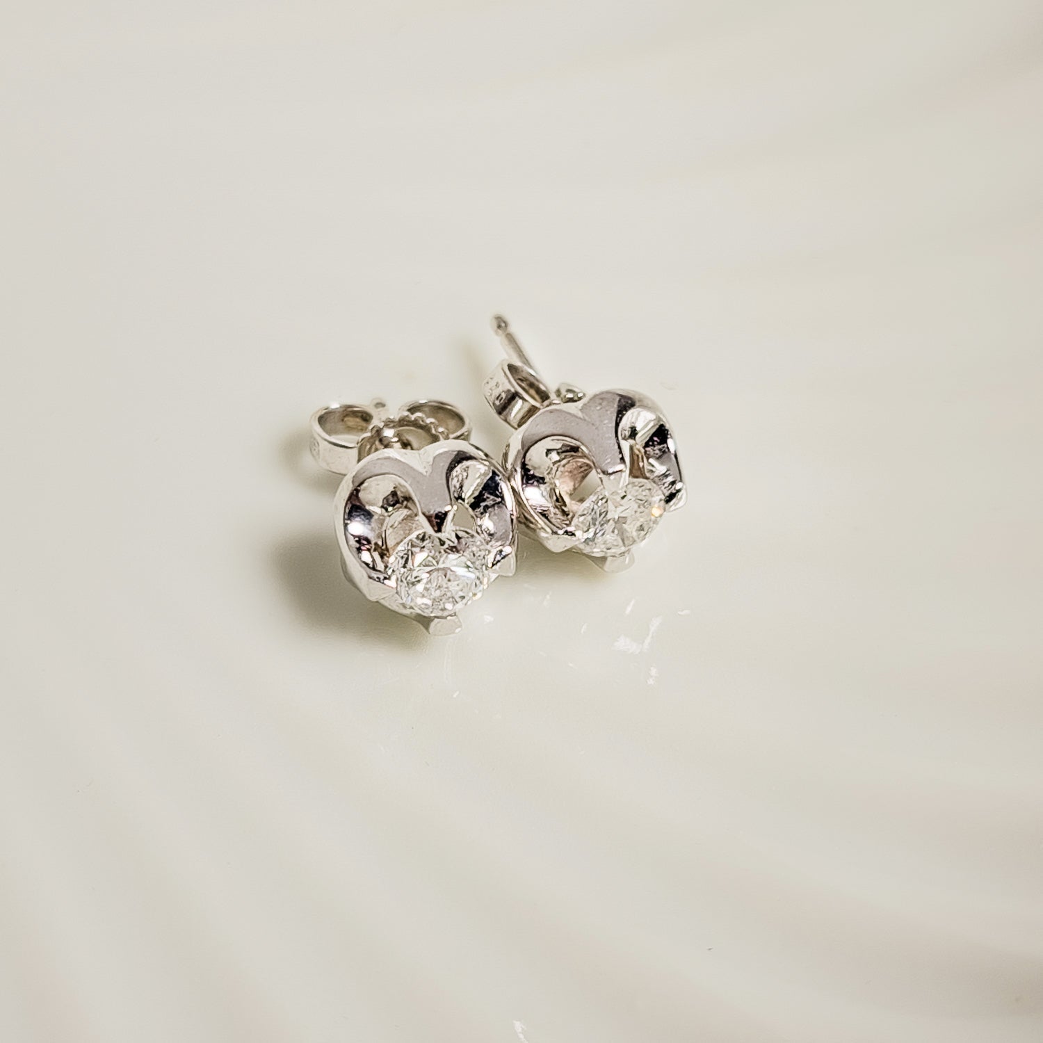 14 Karat Weißgold Ohrstecker mit Brillanten – Funkelndes Highlight - Honey Jewelry