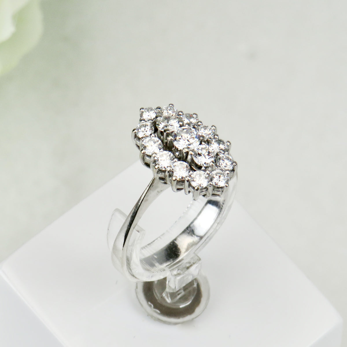 Seitenansicht weißer Goldring mit dreidimensionalem Diamant-Bouquet