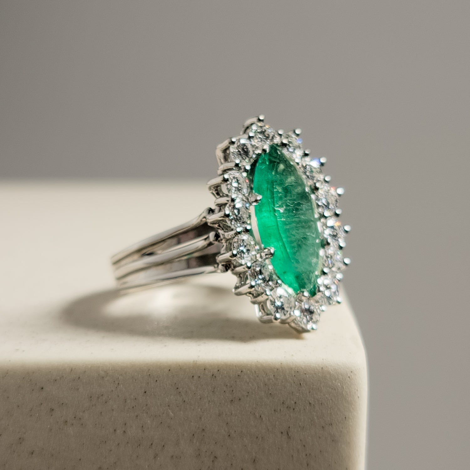14 Karat Weißgoldring mit Smaragd und Diamanten – Prächtige Kombination - Honey Jewelry
