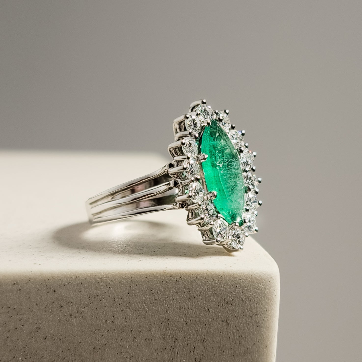 14 Karat Weißgoldring mit Smaragd und Diamanten – Prächtige Kombination - Honey Jewelry