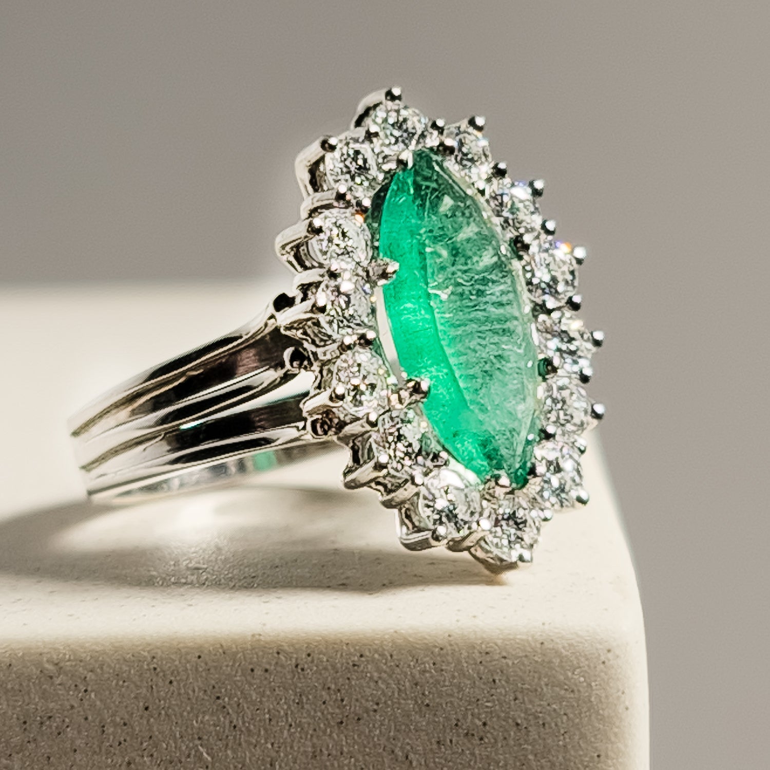 14 Karat Weißgoldring mit Smaragd und Diamanten – Prächtige Kombination - Honey Jewelry