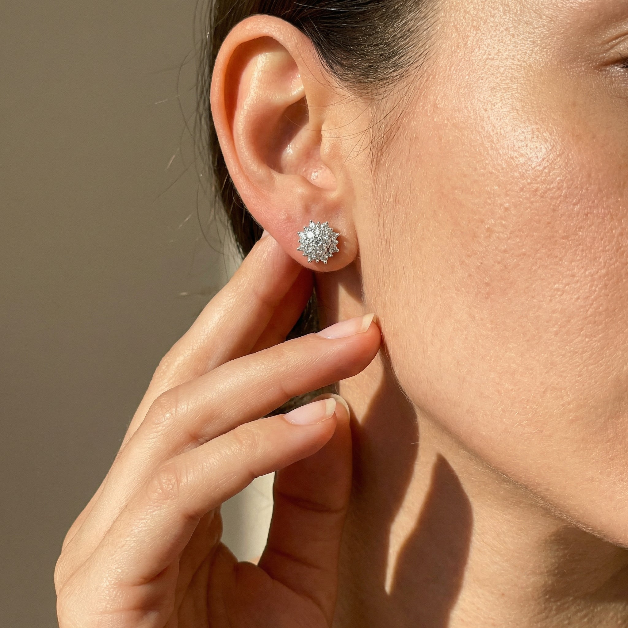 14 Karat Weißgold Ohrstecker – Blumige Eleganz - Honey Jewelry